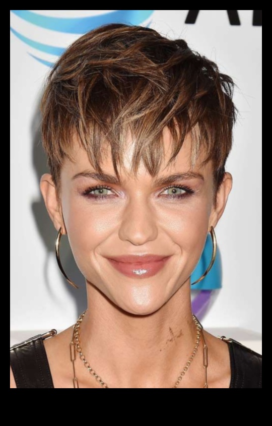 Φώτα στο προσκήνιο στις κοντές τρίχες διασημοτήτων Pixie που κλέβουν τη σκηνή 5 Φώτα της δημοσιότητας στα κοντά μαλλιά: Celebrity Pixie κόβει κλέβοντας τη σκηνή