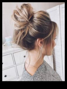Messy Bun Magic: Αβίαστα και κομψά μελαχρινή Updos
