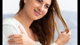 Ευτυχία μαλλιών: Πώς να επιτύχετε λάμψη και όγκο που αξίζει τη διάσημη